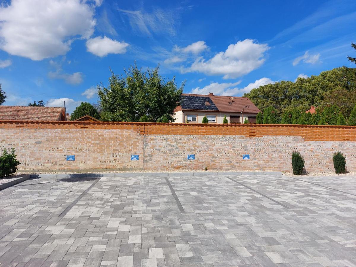 Linden Apartman 001 - Adults Only Mosonmagyarovar Luaran gambar